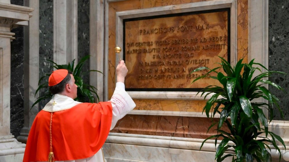 Misa con motivo del aniversario de la muerte del Papa Francisco