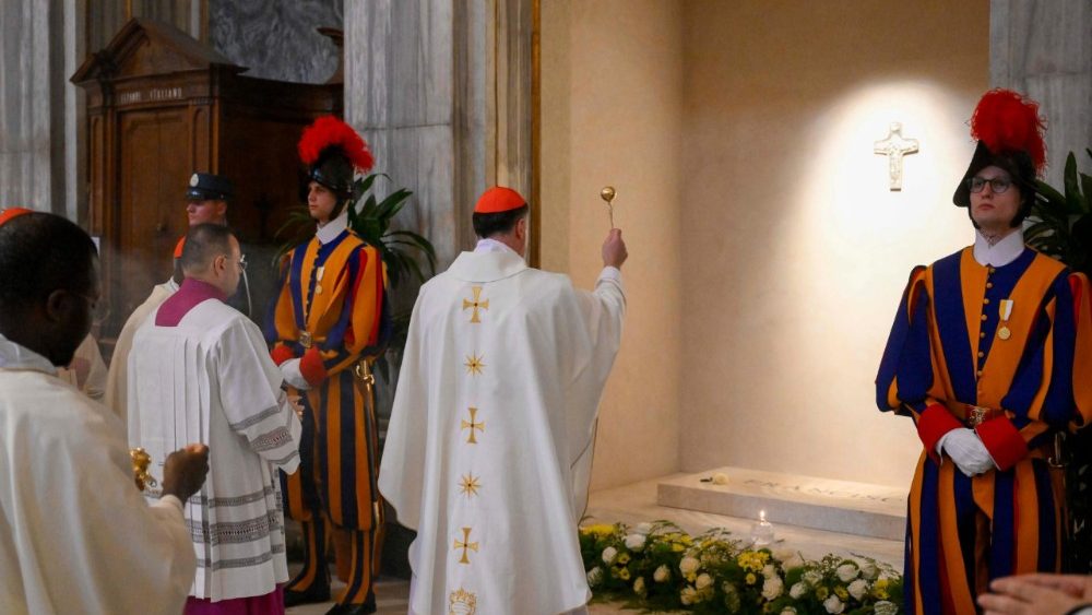 Misa con motivo del aniversario de la muerte del Papa Francisco