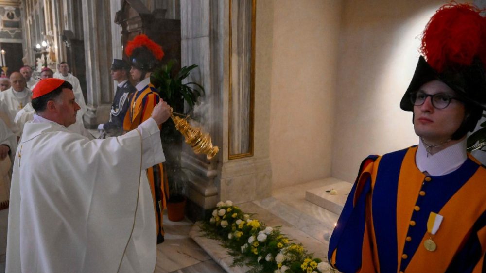 2026.04.21 Card. Re Rosario e S.Messa in occasione dell'Anniversario della morte di Papa Francesco