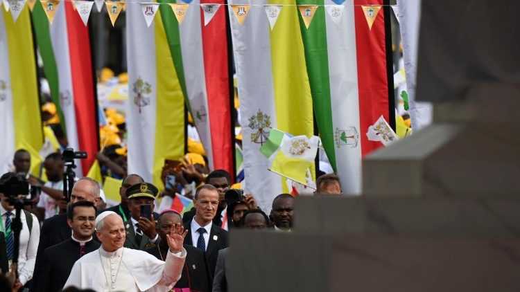 Studenti del Campus e fedeli accolgono l'arrivo del Pontefice. 