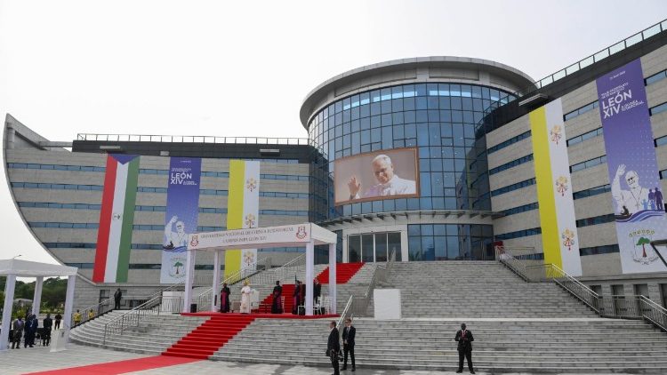 Il baldacchino da dove il Papa ascolta il saluto del rettore e le tre testimonianze del mondo accademico.