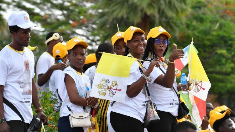 Migliaia di studenti hanno sventolato bandiere con i colori del Vaticano. 