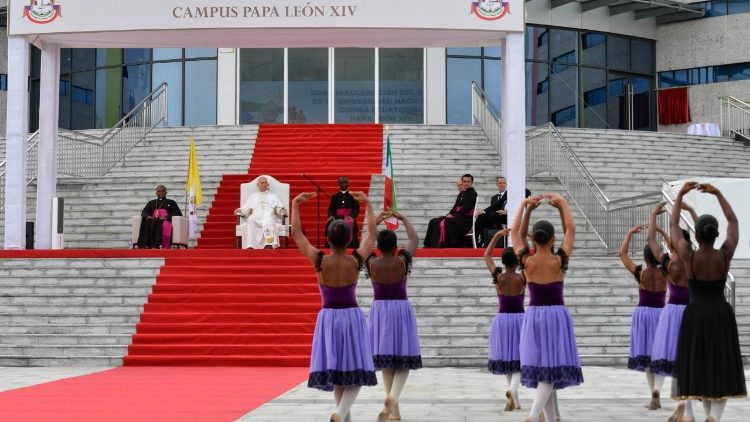 Il Campus universitario accoglie il Pontefice con un'esibizione di danza classica. 