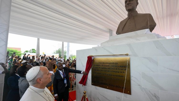 Il Papa davanti al busto a lui dedicato. 