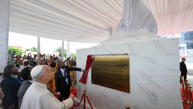 Papst Leo enth&uuml;llt die Gedenktafel