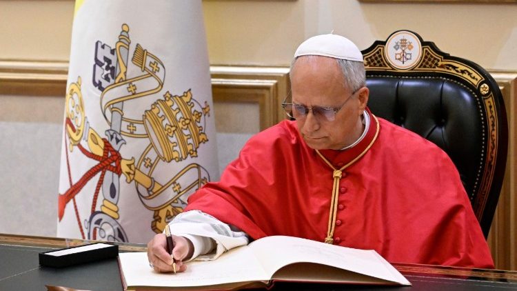 O Papa assina o Livro de Honra no final do encontro com as autoridades