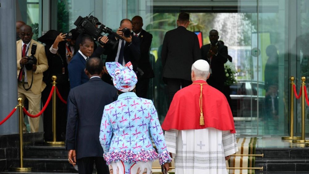 A chegada do Papa em Malabo