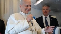 Pápež Lev XIV. počas letu z Angoly do Rovníkovej Guiney