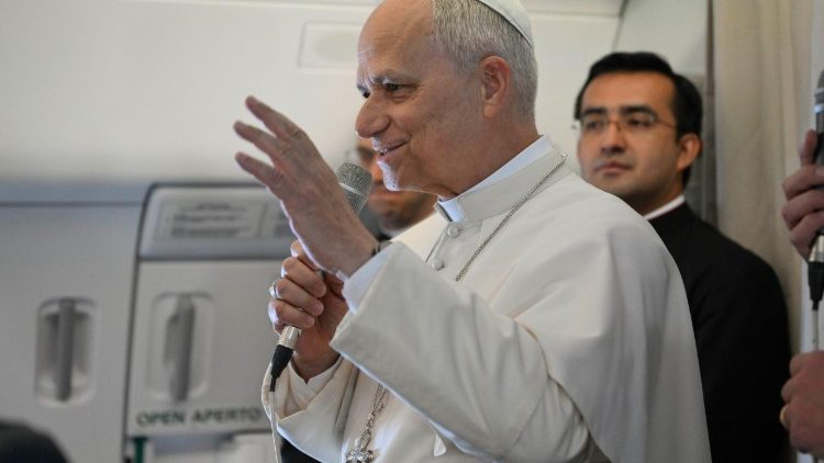 El Papa León XIV al responder a los periodistas durante el vuelo