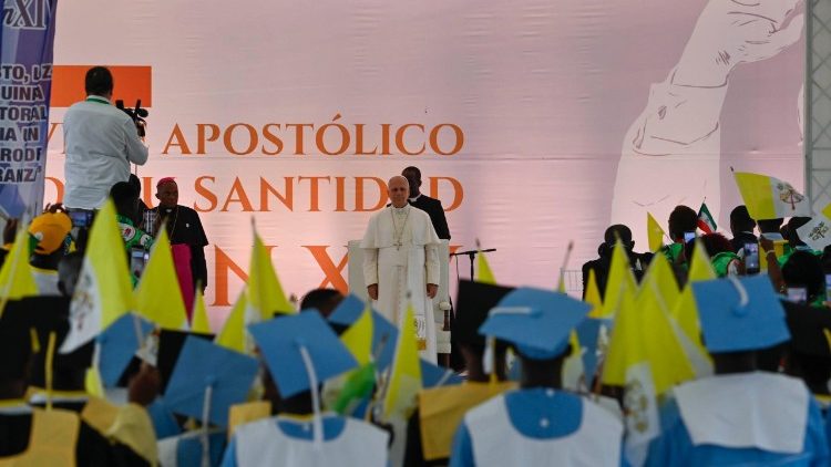 Le&atilde;o XIV durante visita ao Hospital Psiqui&aacute;trico “Jean Pierre Olie” em Malabo