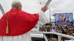 Papa Leone all'arrivo in Guinea Equatoriale