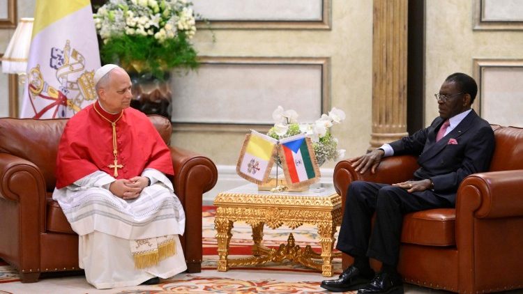 O Papa Le&atilde;o XIV com o presidente Teodoro Obiang Nguema Mbasogo
