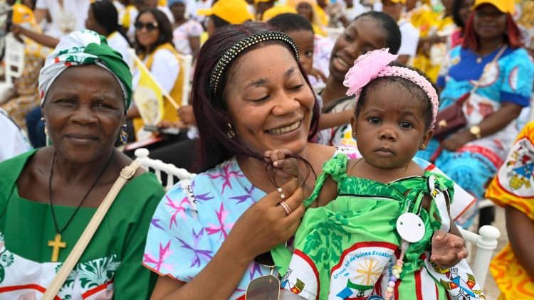 Fedeli festanti accolgono il Vescovo di Roma davanti al sagrato della cattedrale di Mongomo. 
