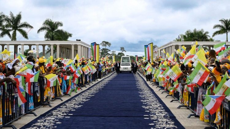 Đức Th&aacute;nh Cha cử h&agrave;nh Th&aacute;nh lễ tại Nh&agrave; thờ Đức Mẹ V&ocirc; nhiễm ở Mongomo (Guinea X&iacute;ch Đạo)