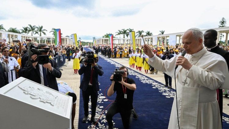 Đức Th&aacute;nh Cha cử h&agrave;nh Th&aacute;nh lễ tại Nh&agrave; thờ Đức Mẹ V&ocirc; nhiễm ở Mongomo (Guinea X&iacute;ch Đạo))