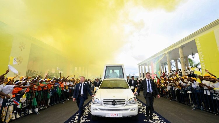 L'accoglienza di Papa Leone XIV che giunge in papamobile alla cattedrale dell'Immacolata Concezione.