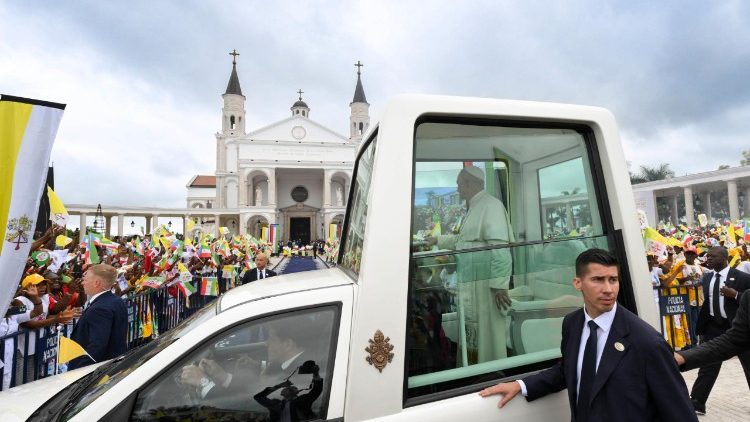 Đức Th&aacute;nh Cha cử h&agrave;nh Th&aacute;nh lễ tại Nh&agrave; thờ Đức Mẹ V&ocirc; nhiễm ở Mongomo (Guinea X&iacute;ch Đạo)