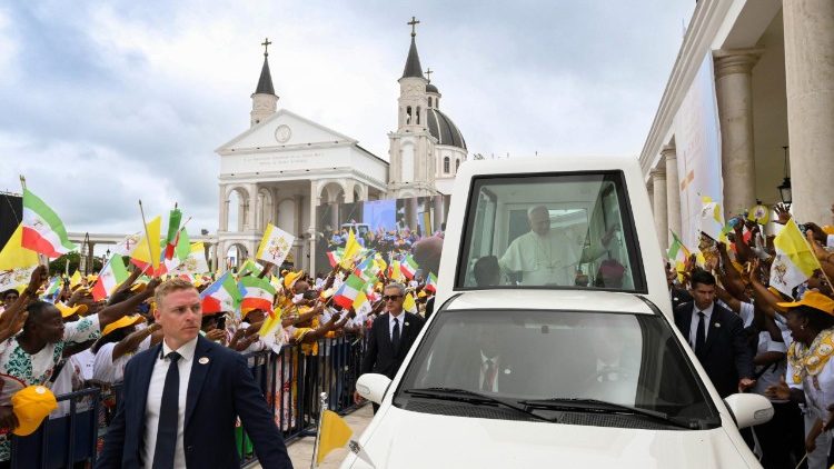 Leão XIV no Papamóvel em em Mongomo