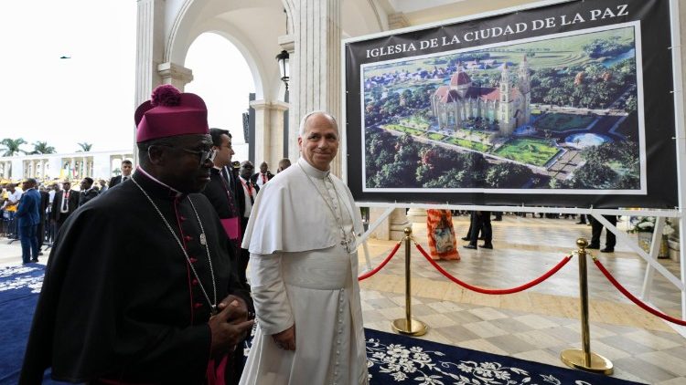 Papa Leão entrando na Basílica da Imaculada Conceição, em Mongomo