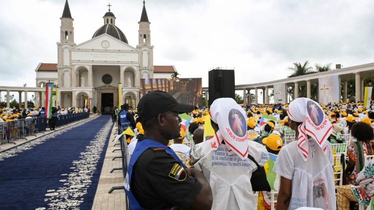 Fi&eacute;is do lado de fora da Bas&iacute;lica da Imaculada Concei&ccedil;&atilde;o, em Mongomo