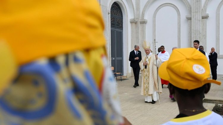 Papa Leão na Basílica da Imaculada Conceição, em Mongomo