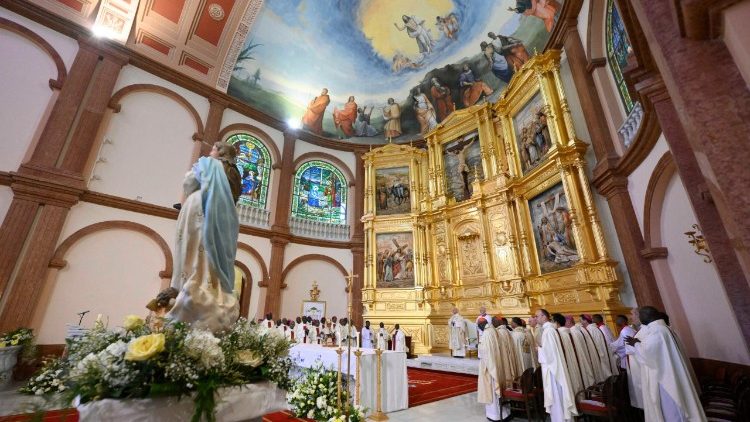 Đức Th&aacute;nh Cha cử h&agrave;nh Th&aacute;nh lễ tại Nh&agrave; thờ Đức Mẹ V&ocirc; nhiễm ở Mongomo (Guinea X&iacute;ch Đạo)