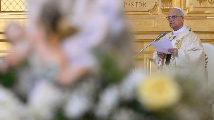 Leone XIV legge l'omelia in lingua spagnola.