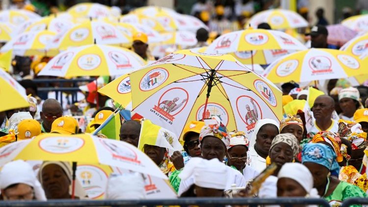 Đức Th&aacute;nh Cha cử h&agrave;nh Th&aacute;nh lễ tại Nh&agrave; thờ Đức Mẹ V&ocirc; nhiễm ở Mongomo (Guinea X&iacute;ch Đạo)