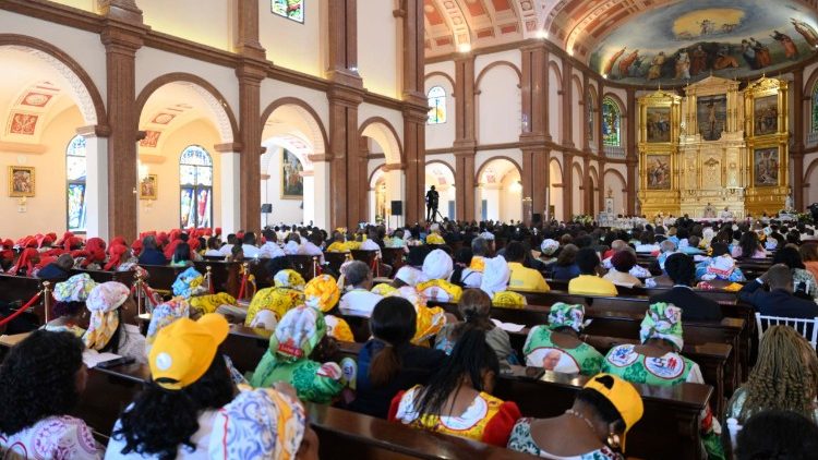 Đức Th&aacute;nh Cha cử h&agrave;nh Th&aacute;nh lễ tại Nh&agrave; thờ Đức Mẹ V&ocirc; nhiễm ở Mongomo (Guinea X&iacute;ch Đạo)