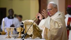 Leão XIV durante a missa na Basílica da Imaculada Conceição, em Mongomo, Guiné Equatorial