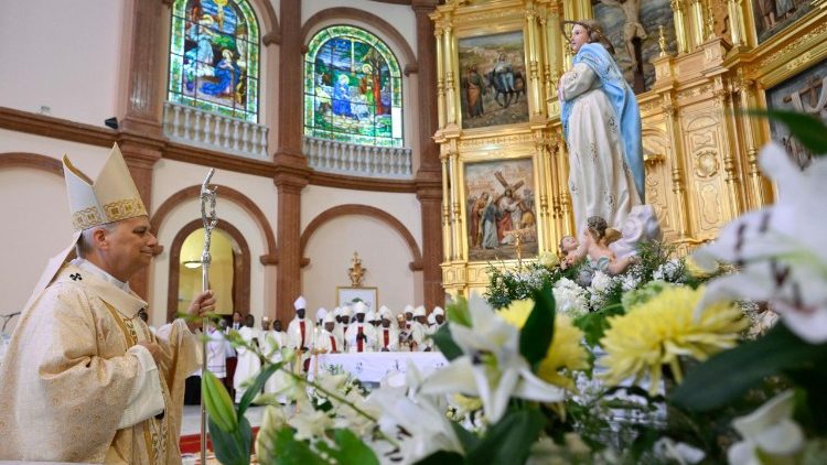 Papa Leão na Basílica da Imaculada Conceição, em Mongomo