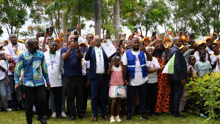 Fiéis do lado de fora da Basílica da Imaculada Conceição, em Mongomo