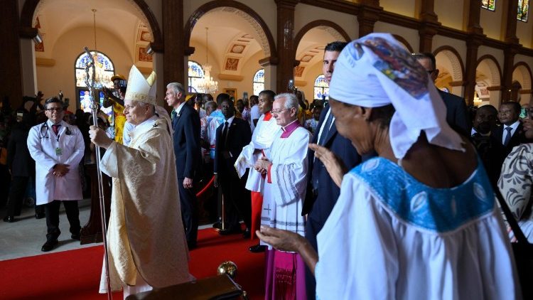 Papa Leão na Basílica da Imaculada Conceição, em Mongomo