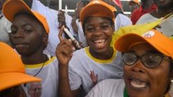 I giovani alla stadio di Bata per l'incontro con il Papa