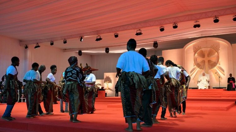 Encontro do Papa Le&atilde;o XIV com os jovens e as fam&iacute;lias no Est&aacute;dio de Bata, na Guin&eacute; Equatorial