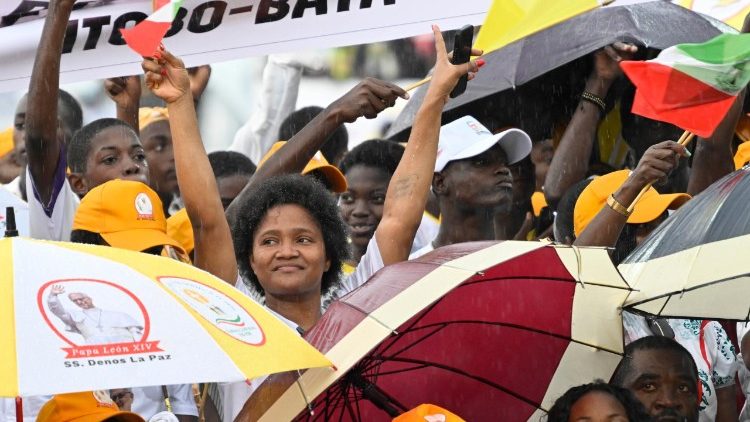 I fedeli tra la pioggia