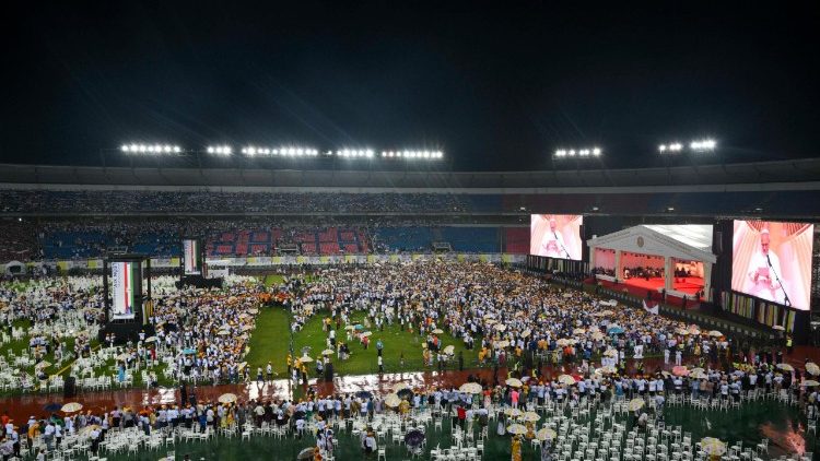 Encontro do Papa Le&atilde;o XIV com os jovens e as fam&iacute;lias no Est&aacute;dio de Bata, na Guin&eacute; Equatorial