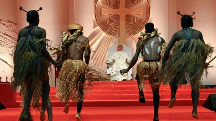 Un groupe esquissant des pas de danse