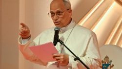 Il Papa incontra i giovani e le famiglie nello stadio di Bata 