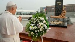 2026.04.22 Viaggio Apostolico in Guinea Equatoriale - Momento di preghiera al Monumento commemorativo delle vittime dellâ  esplosione del 7 marzo 2021