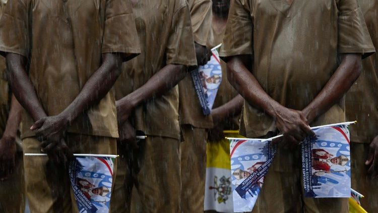 I detenuti della prigione di Bata, in Guinea Equatoriale, durante l'incontro con il Papa