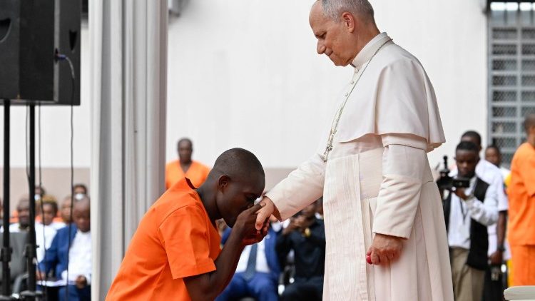 Un detenuto saluta il Papa