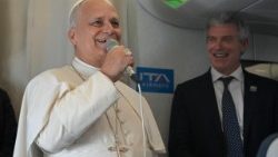 Tlačová konferencia na palube lietadla počas letu z Rovníkovej Guiney do Ríma