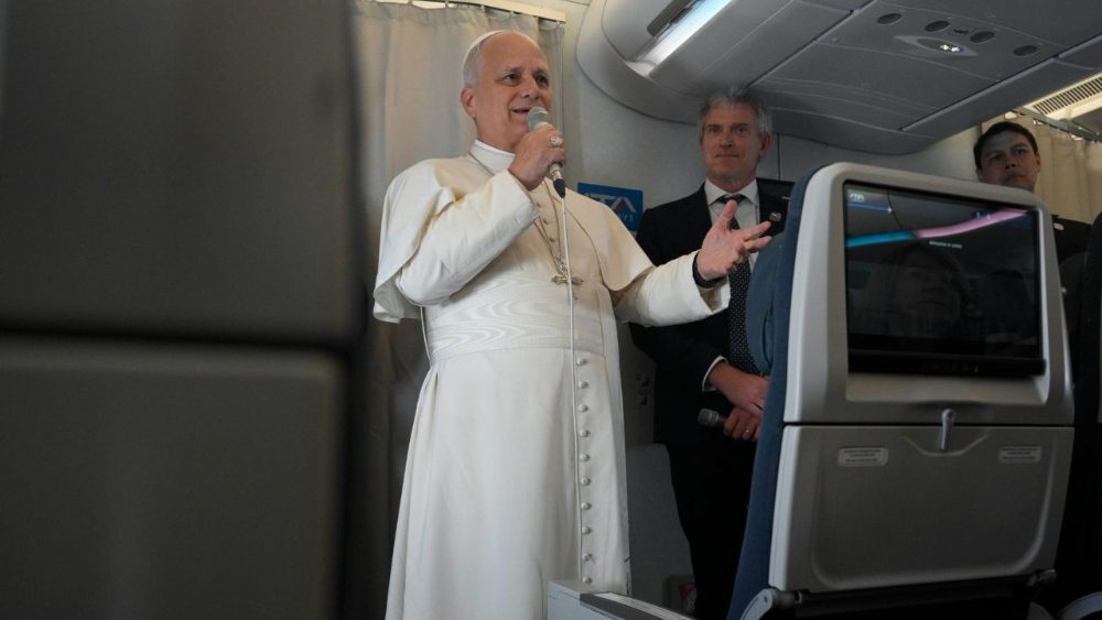 2026.04.23 Viaggio Apostolico in Guinea Equatoriale - Conferenza stampa volo Malabo-Roma