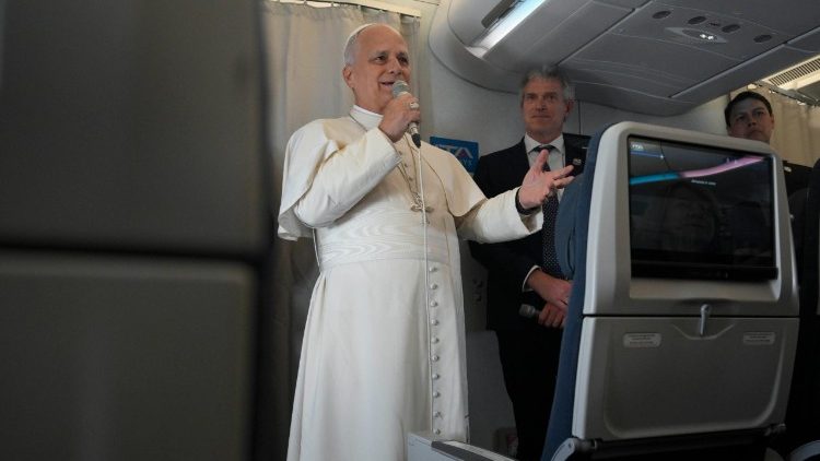 Fra pave Leos pressekonference i flyet mod Rom torsdag