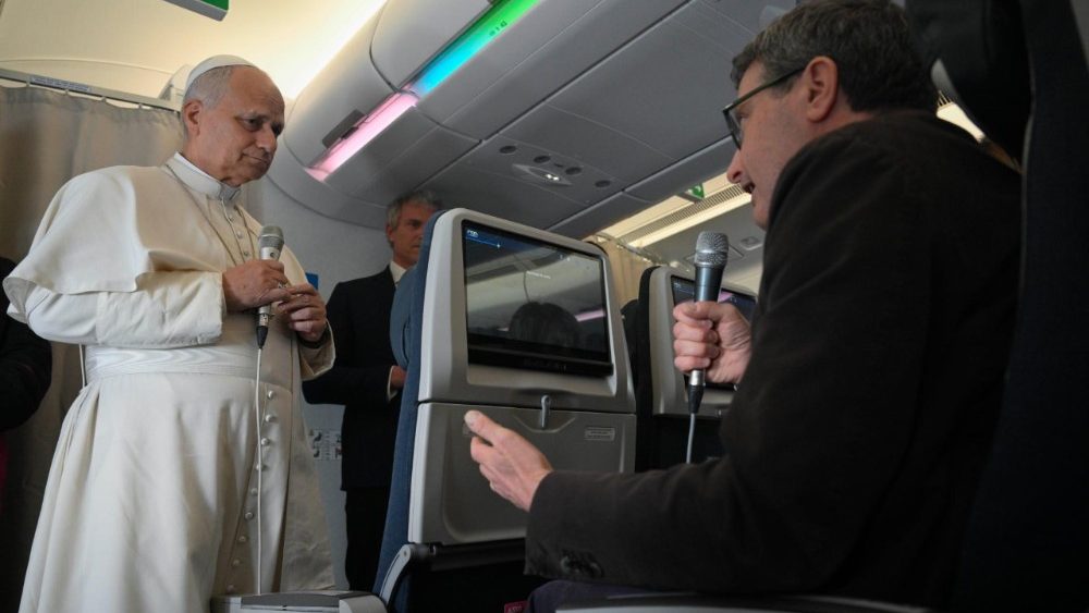 2026.04.23 Viaggio Apostolico in Guinea Equatoriale - Conferenza stampa volo Malabo-Roma