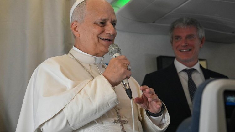 Papa Leone durante la conferenza stampa sul volo dalla Guinea Equatoriale verso Roma