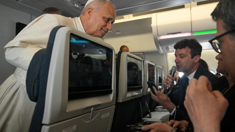 Papa interage com os jornalistas