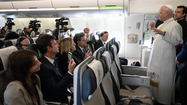 Un momento del dialogo del Papa con i giornalisti sul volo papale