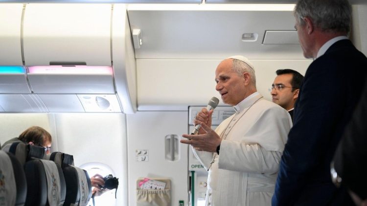 O Papa Leão XIV durante o voo de retorno à Itália também respondeu às perguntas dos jornalistas